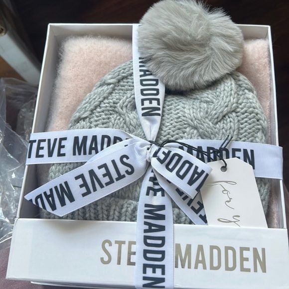 NWT STEVE MADDEN Hat & Scarf Set - Picture 8 of 8